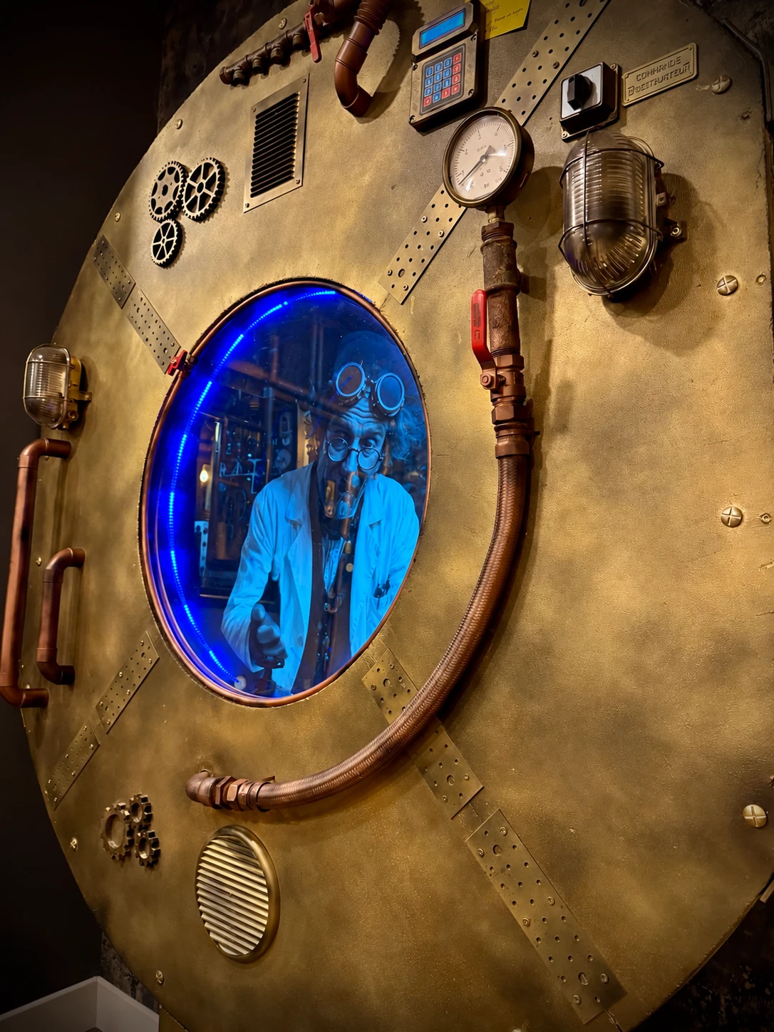 Le véritable portail temporel, avec le Docteur Tempus apparaissant dans son hublot lumineux bleu.